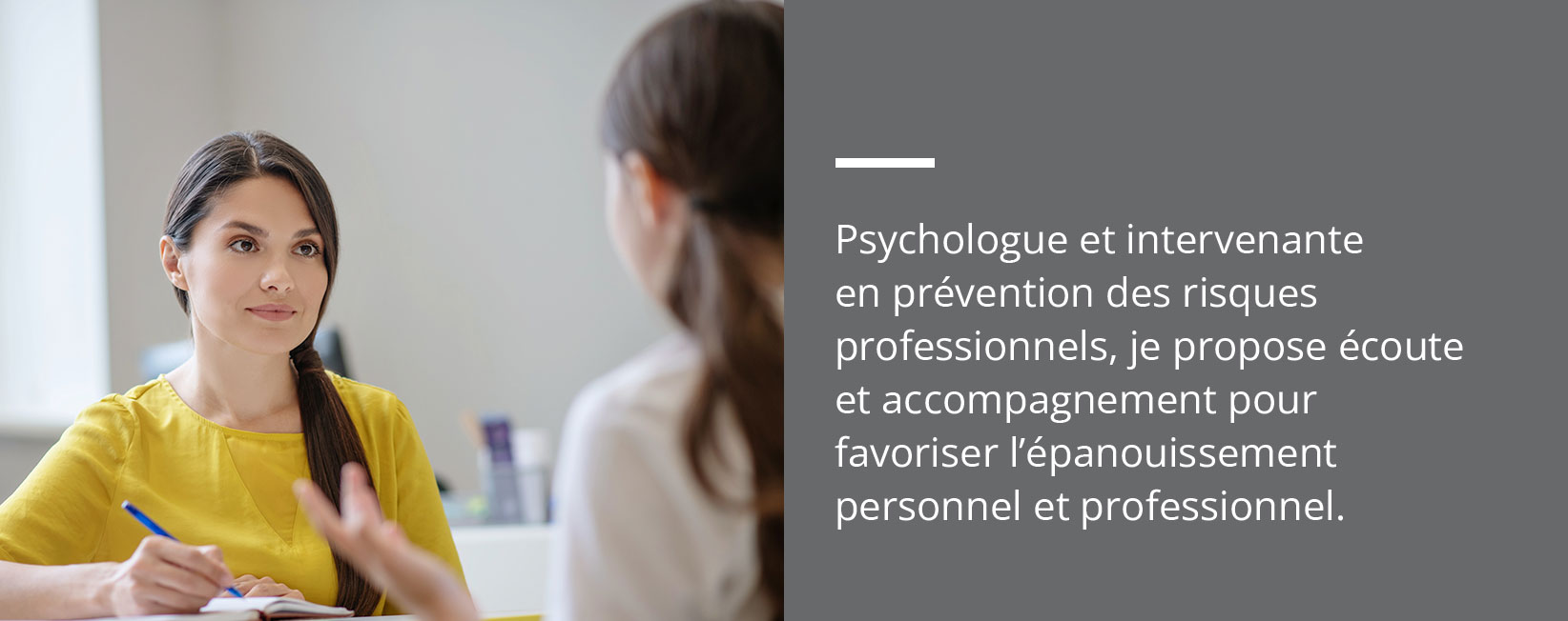 Psychologue qui prend des notes pendant qu'une patiente parle